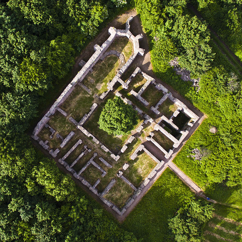 jakab-hegy-kolostor-rom-varga-villa A Jakab-hegyi Pálos kolostor romjai felülnézetből