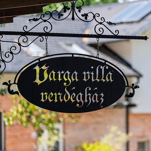 varga-villa-ceger Varga Villa cégér