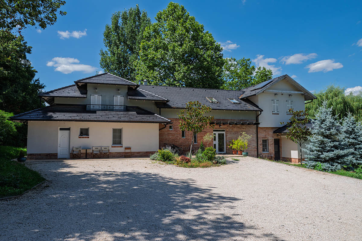 Az orfűi Varga Villa tágas és biztonságos parkolója