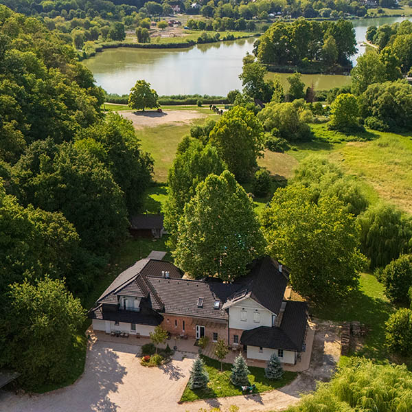 A Varga Villa felülnézetből a Pécsi-tó partján, Orfűn